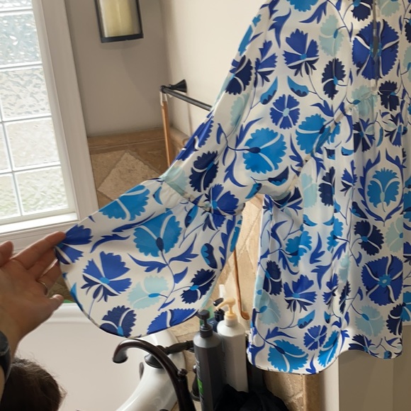 Crosby by mollie burch blue flower top/ button in back size small - Picture 6 of 7